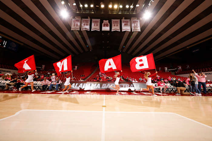 021322_WBB_Cheer_Kentucky_JH7635